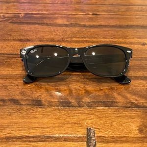 RAYBAN RB2132 NEW WAYFARER CLASSIC POLISHED BLACK